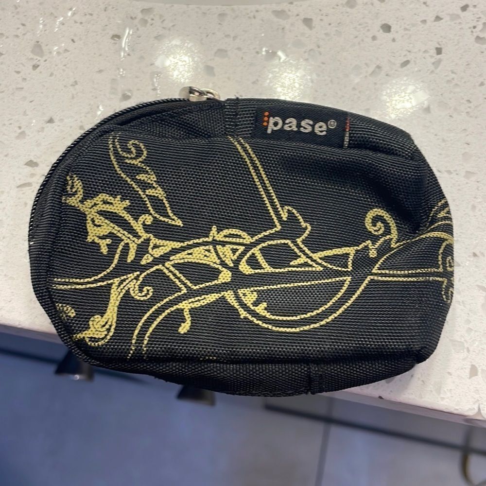 PASE little nylon case to story money and keys